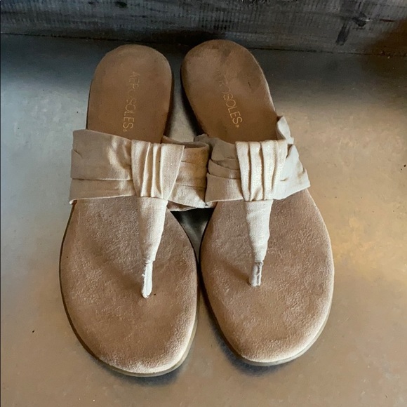 AEROSOLES Shoes - Final ✂️ Aerosoles cream thong sandals